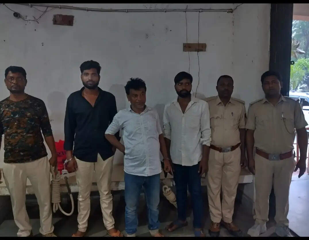 हथियार तस्करों पर शिकंजा, भारी मात्रा में अवैध हथियार व नकदी बरामद