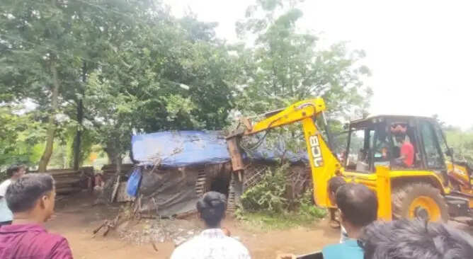 ‘ऑपरेशन भूमि’ के तहत मेदिनीपुर में रेलवे की जमीन से पांच अवैध ढांचे हटाए गए