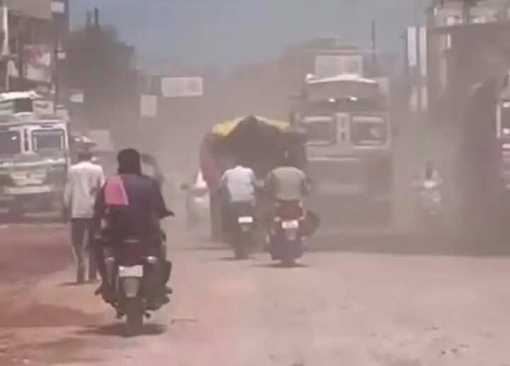 मौसम खुला तो धूप के साथ बढ़ी उमस, सड़कों पर उड़ने लगी धूल
