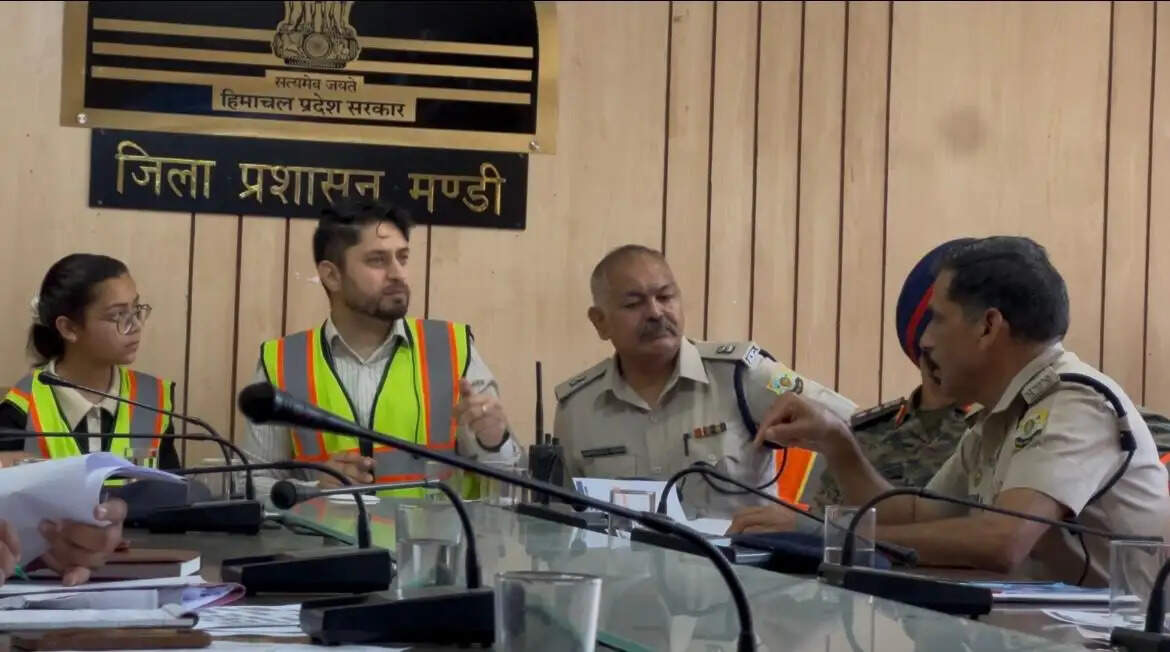 मंडी की बोर्ड टॉपर अलीशा बनीं एक दिन की उपायुक्त, सुनीं जनसमस्याएं