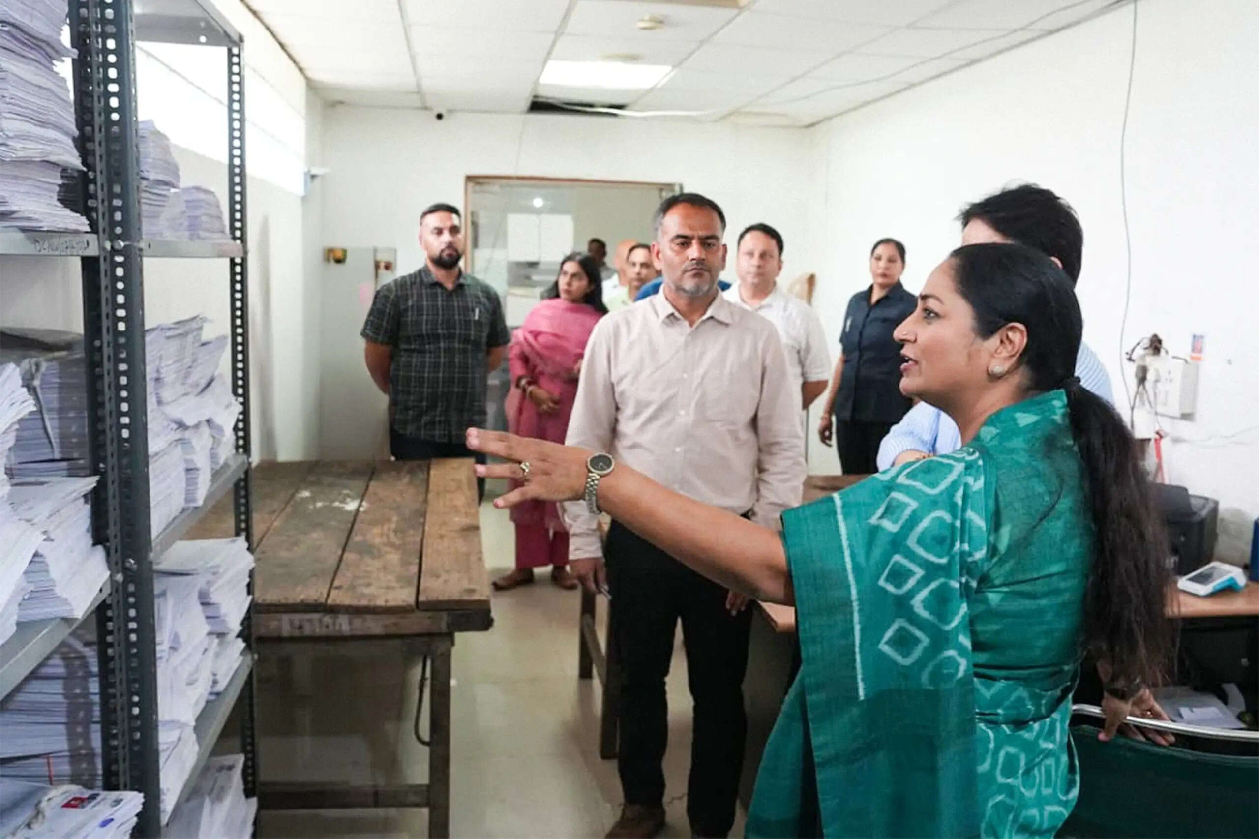 रोहिणी के सब-रजिस्ट्रार दफ्तर में अव्यवस्था देख मुख्यमंत्री ने जताई नाराजगी, अधिकारियों को दिए सख्त निर्देश