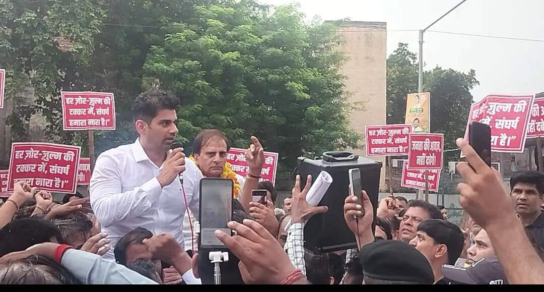 फरीदाबाद : एफआईआर के बाद निर्दलीय पार्षदों ने दी गिरफ्तारी, निकाला जुलूस