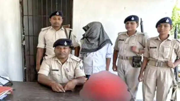 2.17 किलो गांजा और नकदी के साथ तस्कर गिरफ्तार