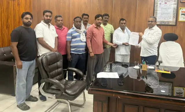 कैथल: ठेकेदार पर शोषण का आरोप, सफाई कर्मचारियों ने आयुक्त को सौंपा ज्ञापन