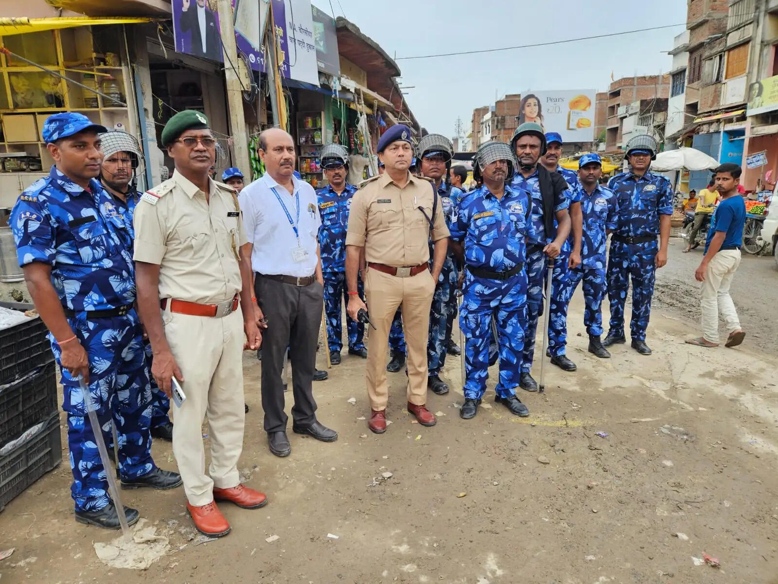 सारण में विधि-व्यवस्था बनाए रखने हेतु सभी प्रमुख स्थानों पर पुलिस बल तैनात, पैदल गश्ती तेज