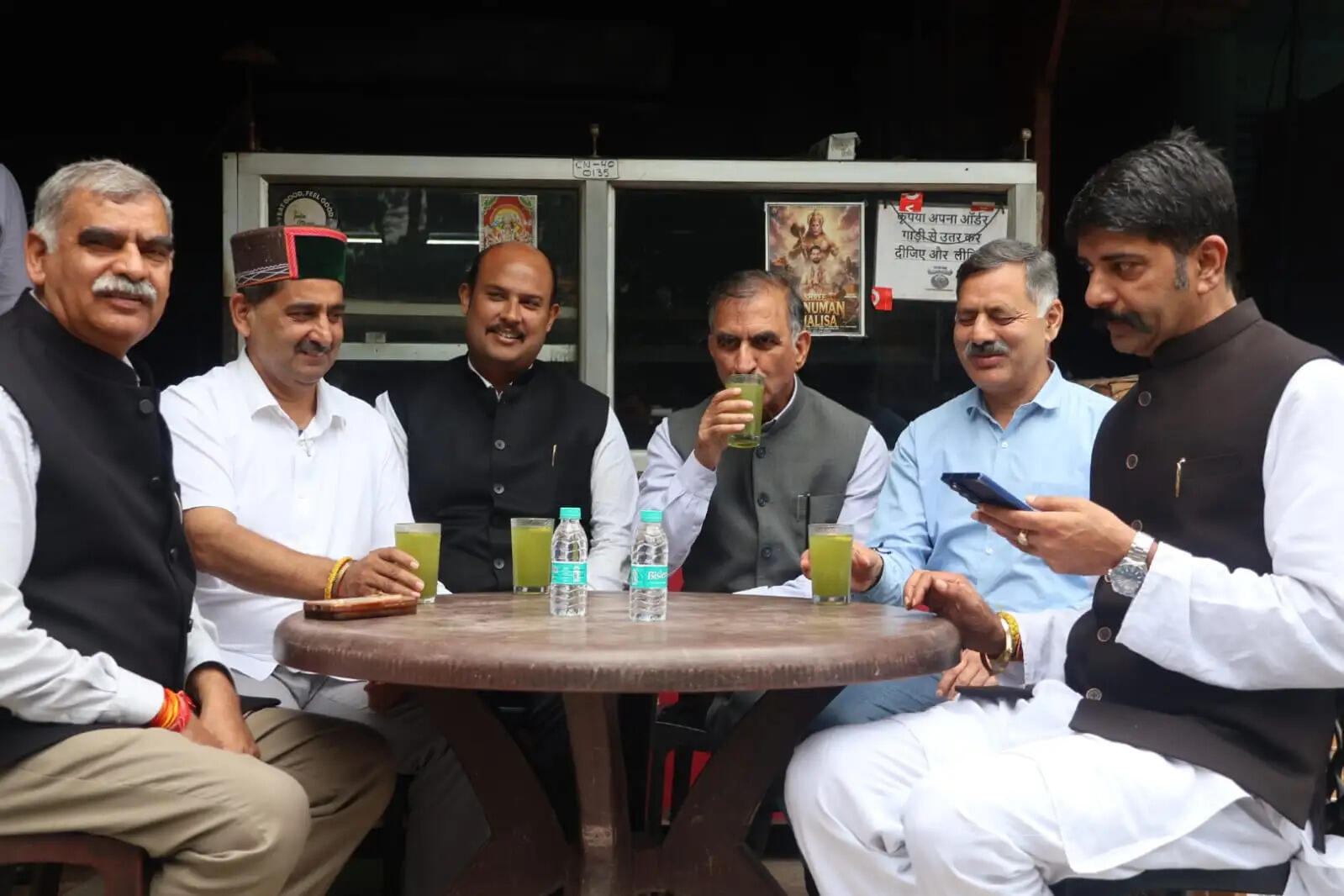 वीआईपी कल्चर से परे ढाबे पर नींबू पानी पीने रुके मुख्यमंत्री