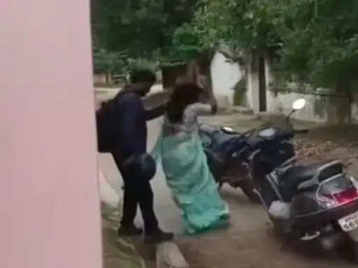 अनूपपुर: पति ने बीच सड़क पत्नी को पीटा, महिला के सिर में चोट, आरोपी पति फरार