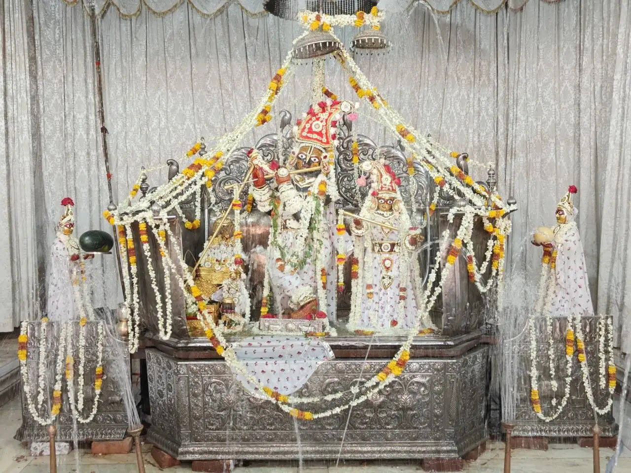 गोविंददेवजी मंदिर में हुए जल यात्रा के अद्भुत दर्शन: ठाकुरजी को लगाया 100 किलो आम का भोग
