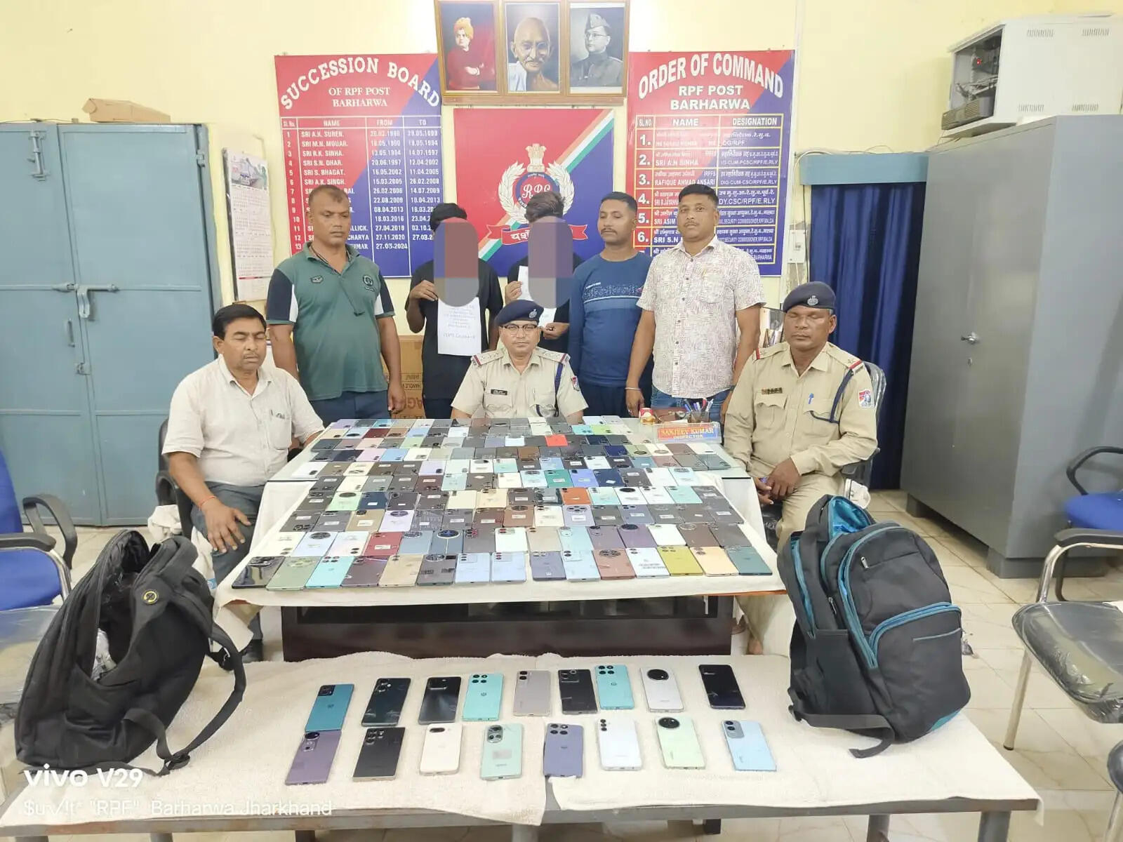 वनांचल एक्सप्रेस से 58.95 लाख रुपये मूल्य के 174 संदिग्ध चोरी के मोबाइल फोन बरामद