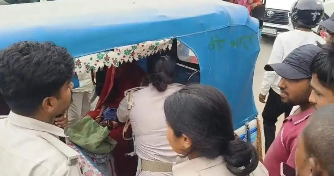 ई-रिक्शा से देशी शराब बरामद, महिला और चालक गिरफ्तार