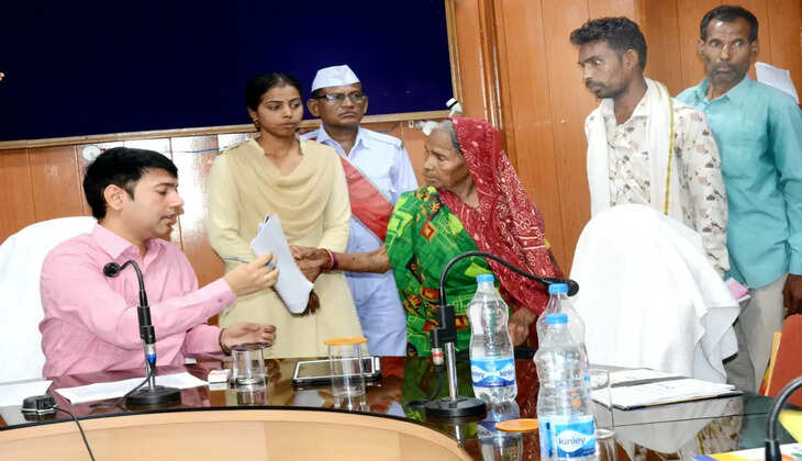 जांजगीर: कलेक्टर ने जनदर्शन में सुनी आमजनों की समस्याएं