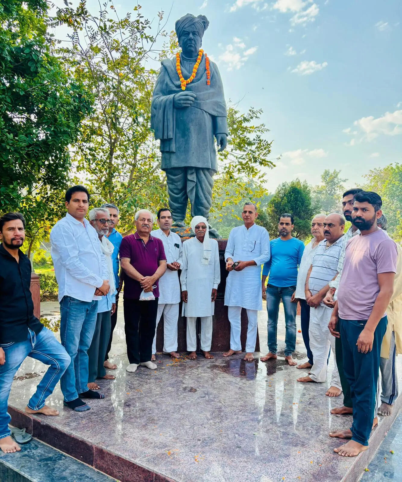 पलवल में देवीलाल की पुण्यतिथि पर इनेलो व जेजेपी नेताओं ने किया नमन