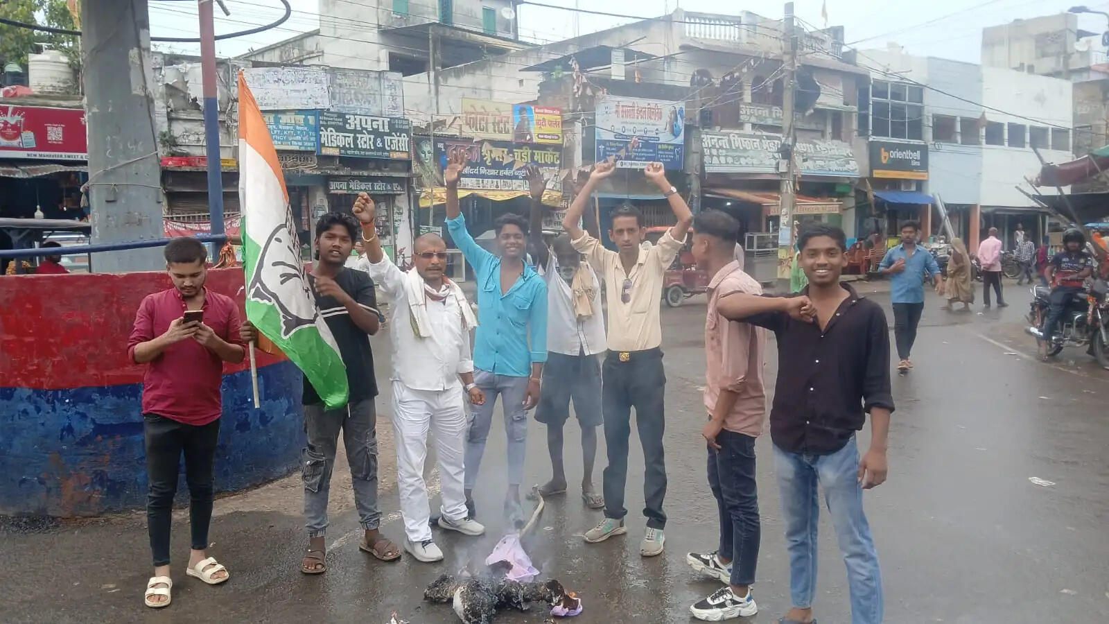 सहरसा सदर अस्पताल के चिकित्सक के खिलाफ युवा कांग्रेस ने किया पुतला दहन