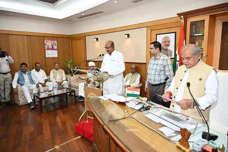मप्रः दतिया उपचुनाव में निर्वाचित विधायक घनश्याम सिंह को विधानसभा की सदस्यता संबंधी शपथ