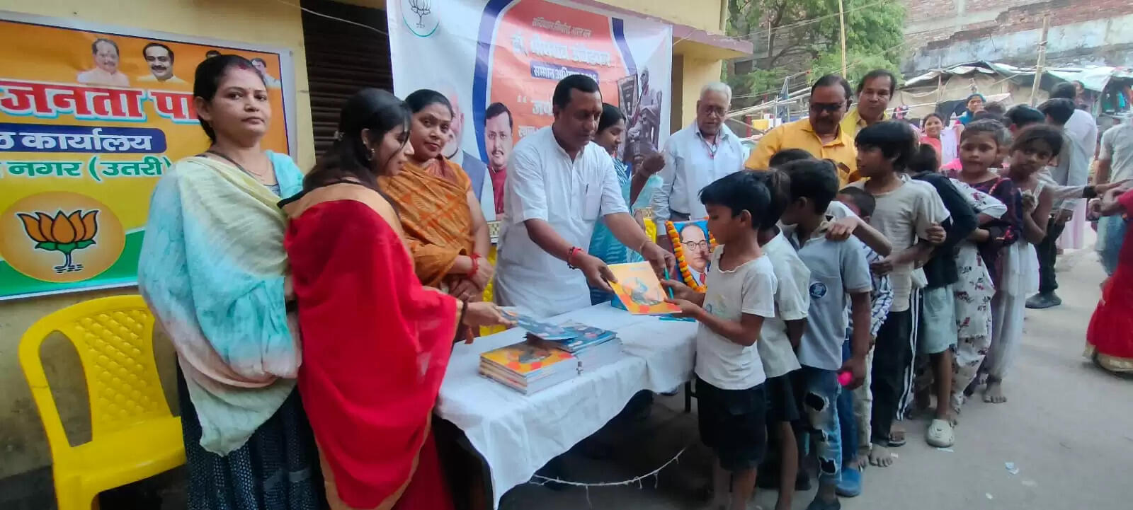 अंबेडकर जयंती सप्ताह के अवसर पर गरीब बच्चों के बीच वितरित किए गए पठन सामग्री