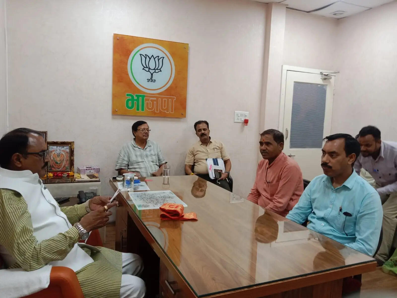 मंत्री राकेश शुक्ला ने भाजपा प्रदेश कार्यालय में कार्यकर्ताओं से किया संवाद,&nbsp;समस्याओं&nbsp;के&nbsp;त्वरित समाधान के दिए निर्देश