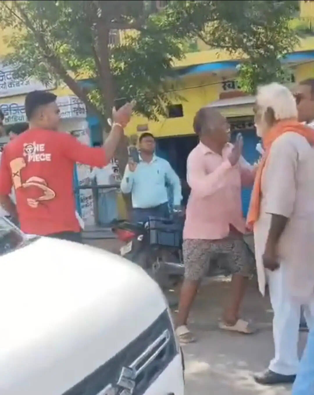 बिजली चोरी पकड़ने गए अवर अभियंता को दौड़ा-दौड़ाकर पीटा