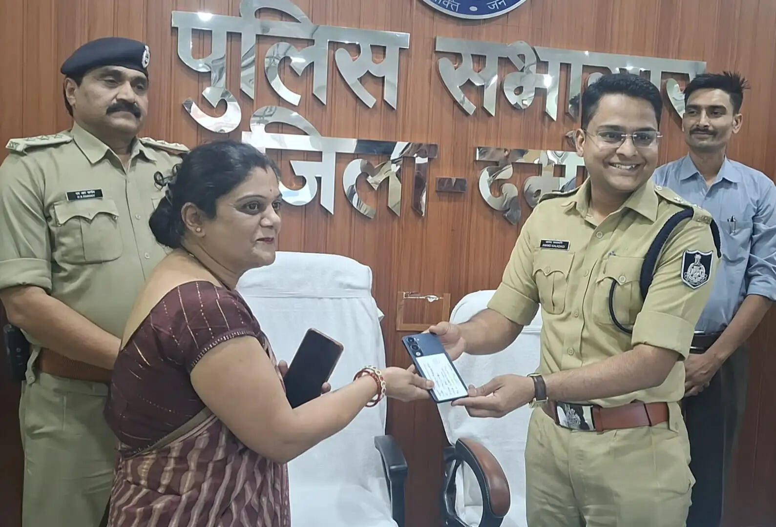 दमोहः पुलिस ने 208 गुम मोबाइल बरामद कर वास्तविक मालिकों को लौटाए
