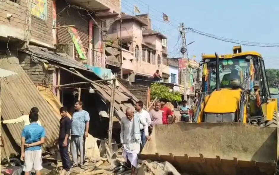 भागलपुर मे अतिक्रमण के खिलाफ चला बुलडोजर