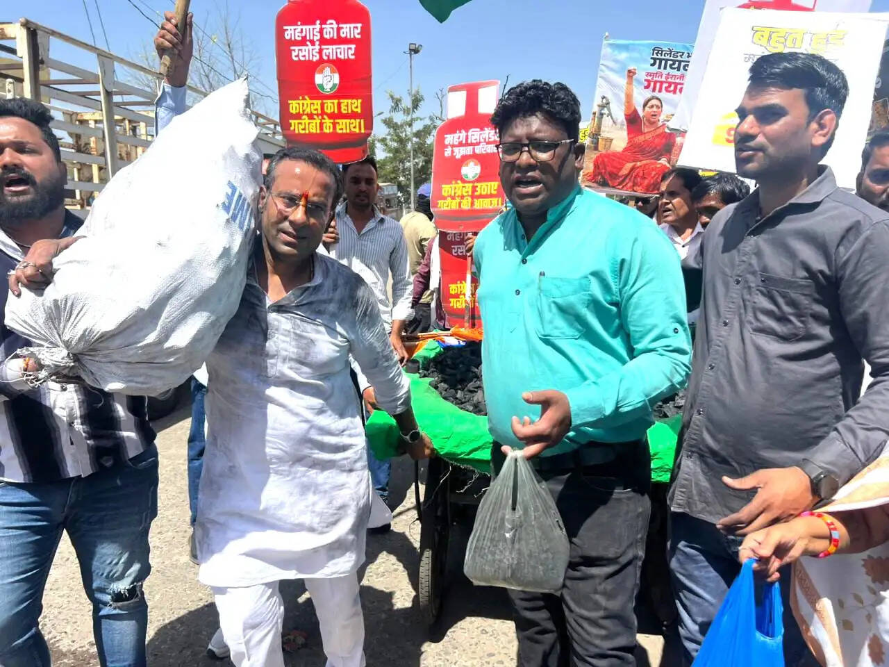 भोपाल में एलपीजी संकट पर कांग्रेस का अनोखा विरोध&nbsp;प्रदर्शन,&nbsp;दुकानदारों को बांटा कोयला, सरकार पर साधा निशाना