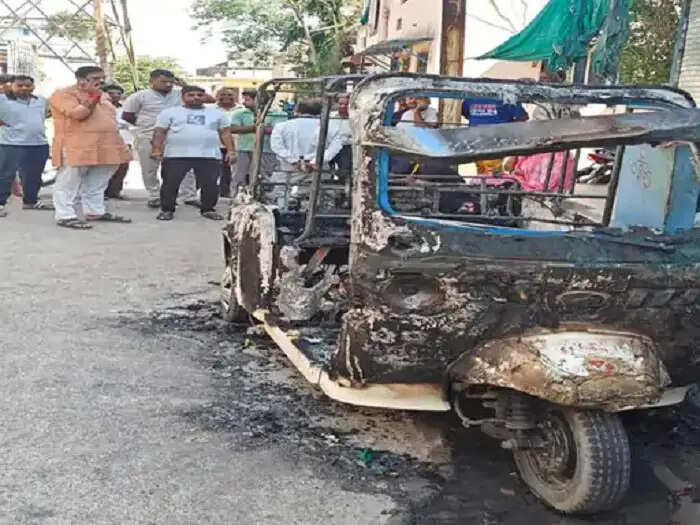 इंदौर:&nbsp;घर के बाहर खड़े वाहनों में लगाई आग, ऑटो और दो बाइक जलकर खाक