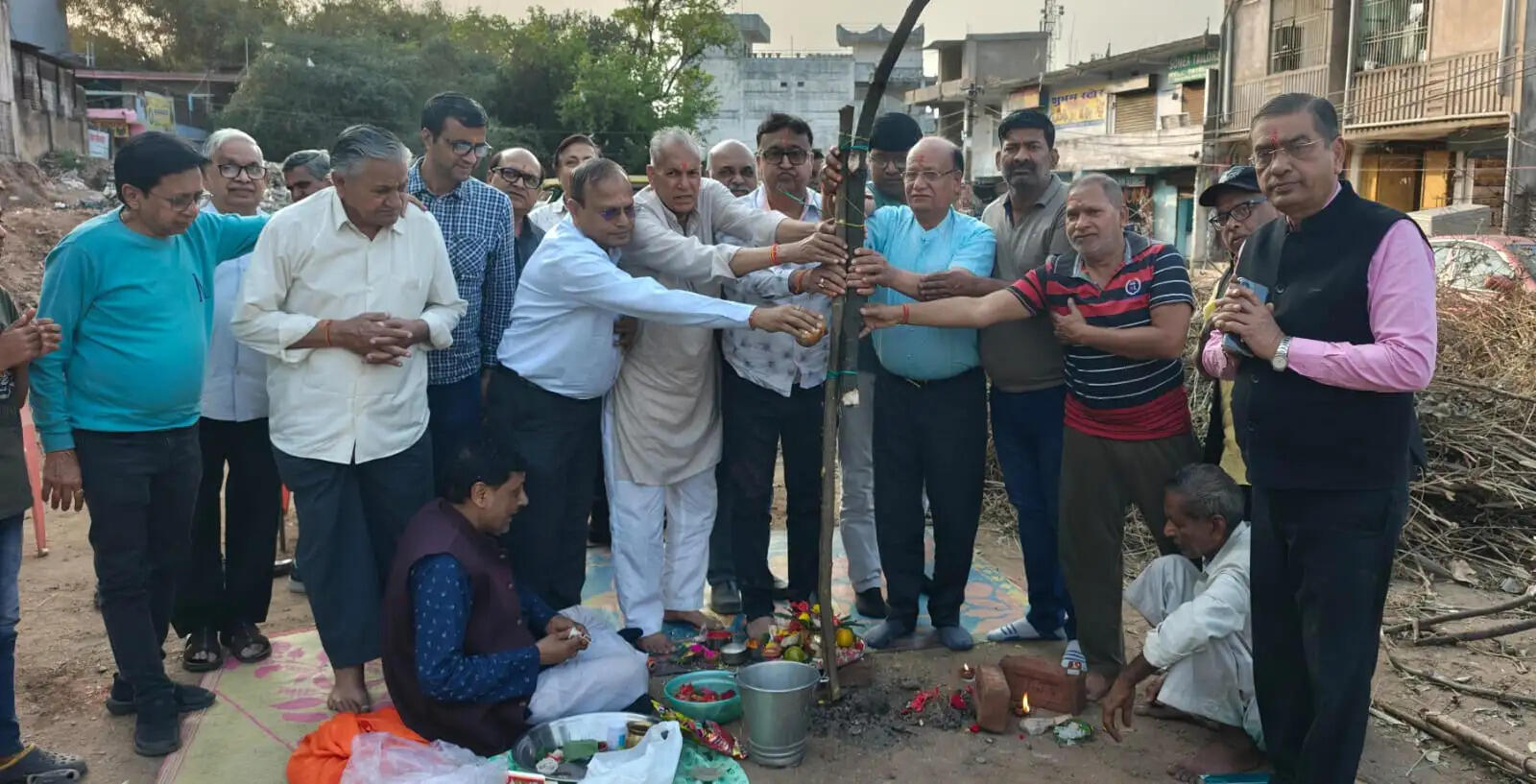 डांडा पूजा के साथ भक्त प्रहलाद का प्रतीक स्तंभ स्थापित, होलिका दहन की तैयारी पूरी