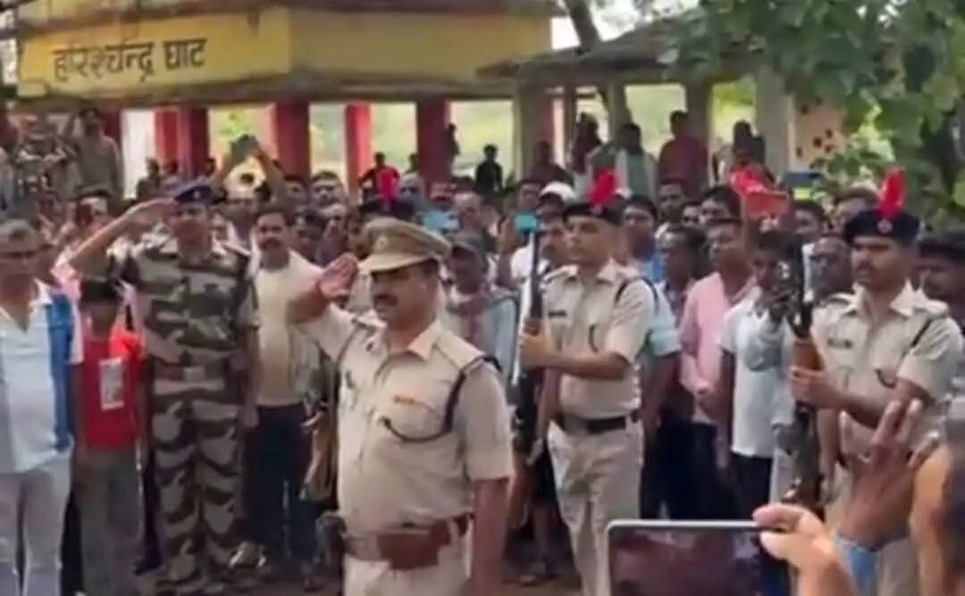 सड़क हादसे में सीआईएसएफ जवान और पत्नी की मौत, राजकीय सम्मान के साथ अंतिम संस्कार