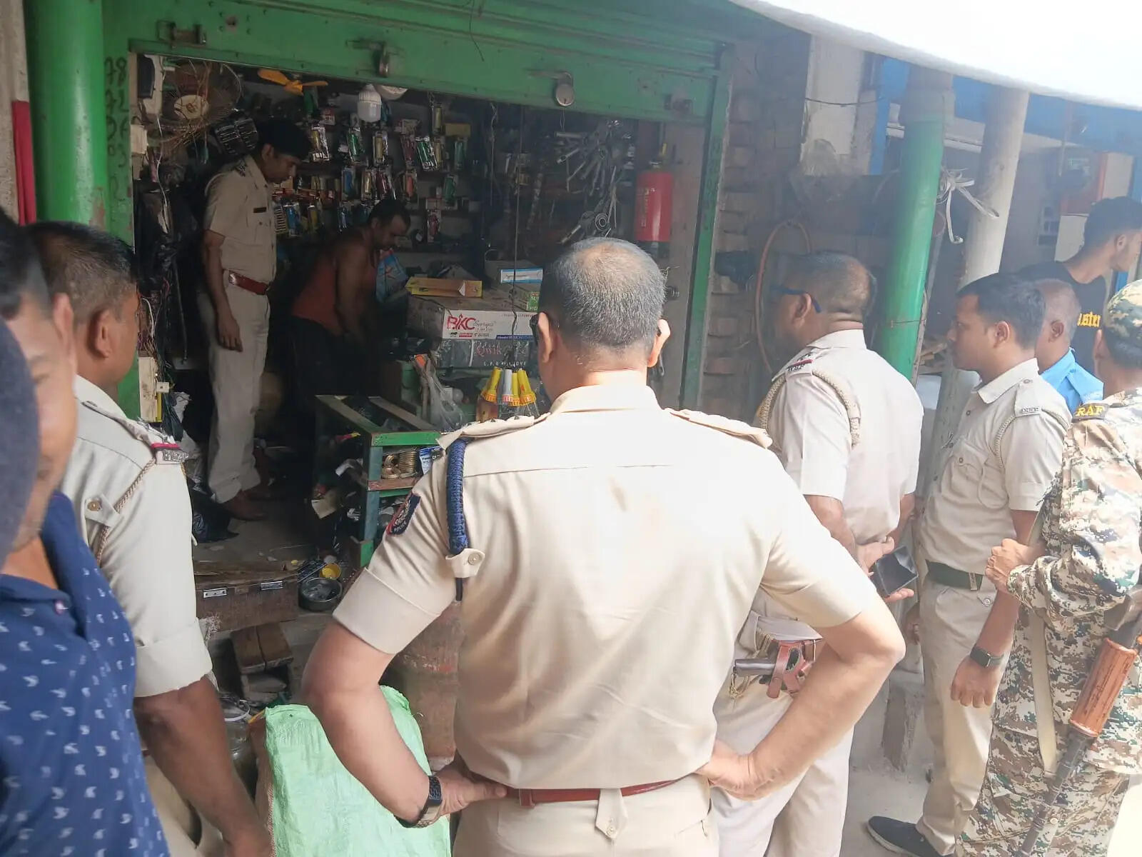 मालदा में अवैध गैस सिलेंडर दुकानों पर छापेमारी, 103 सिलेंडर जब्त