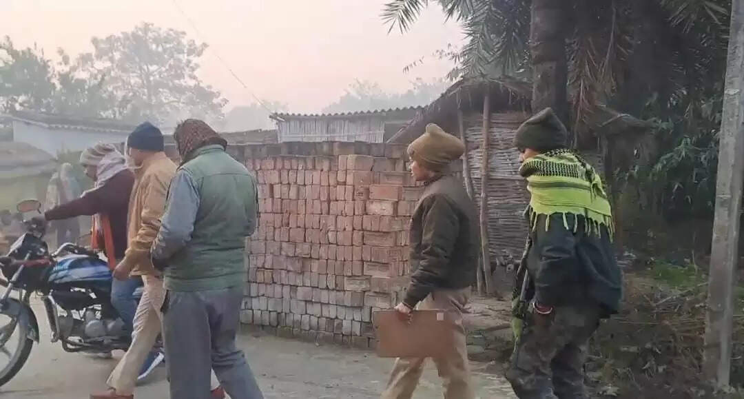 बिहार के मुजफ्फरपुर में गरीबी से तंग आकर पिता ने तीन बेटियों संग लगाई फांसी