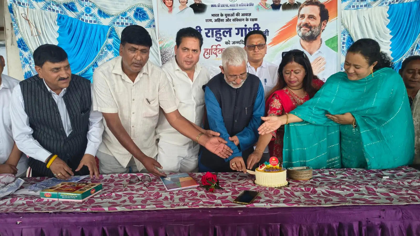 कांग्रेस कार्यकर्ताओं ने केक काटकर मनाया राहुल गांधी का जन्म दिवस