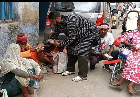 मां बांग्ला मंदिर में जरूरतमंदों के बीच भोजन और पानी का वितरण