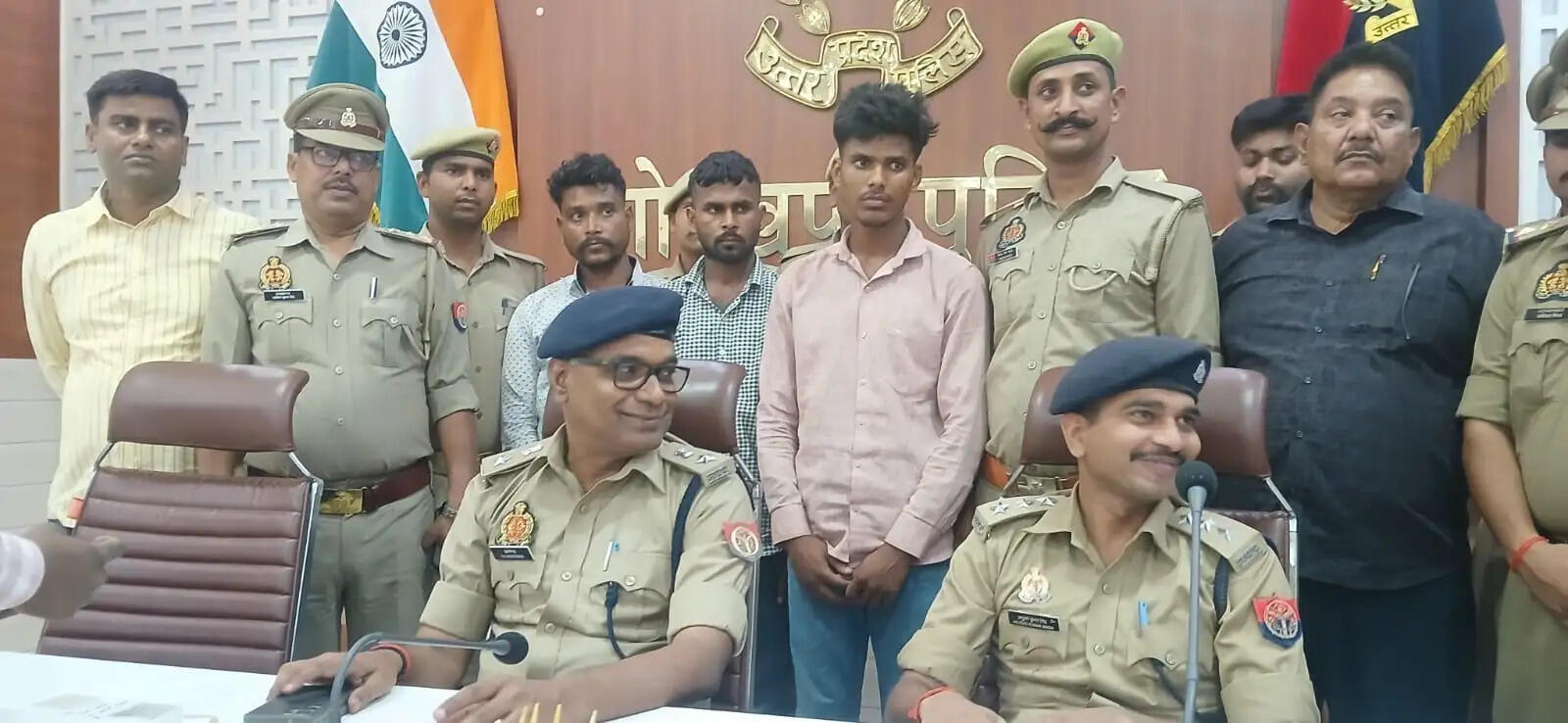 गोरखपुर पुलिस ने तीन शातिर लुटेरों को दबोचा, लूटी गई रकम बरामद