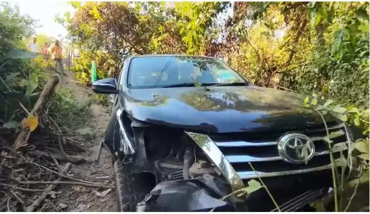 हादसे की शिकार हुई तेज रफ़्तार कार, कोई हताहत नहीं