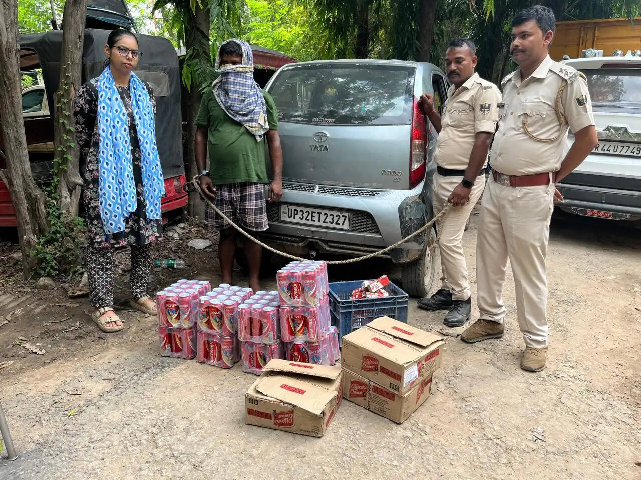 बक्सर के चौसा चेक पोस्ट पर बड़ी कार्रवाई, टाटा नैनो कार से 87.84 लीटर विदेशी शराब व बीयर जब्त