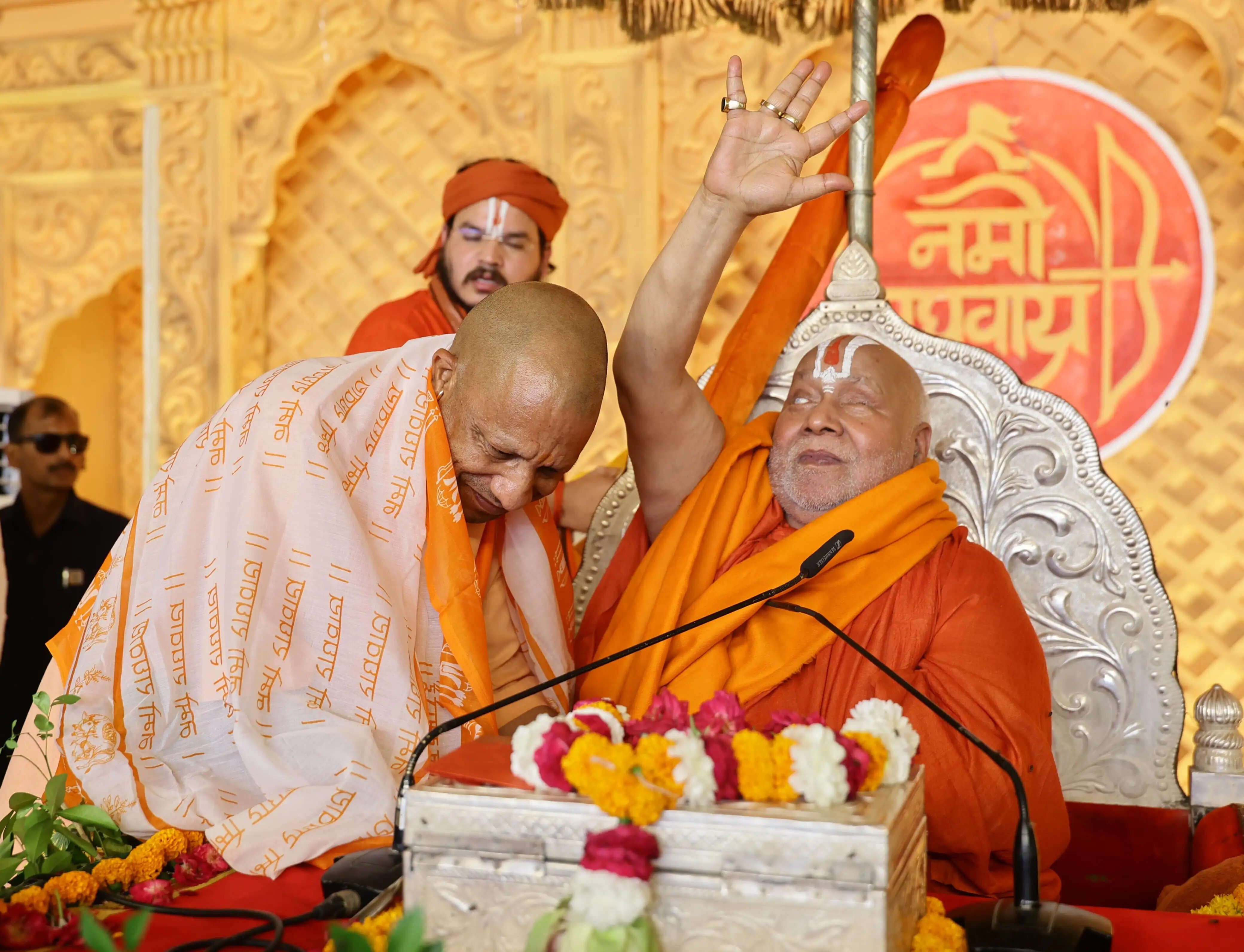 जगद्गुरु रामभद्राचार्य की कथा में पहुंचे मुख्यमंत्री योगी आदित्यनाथ