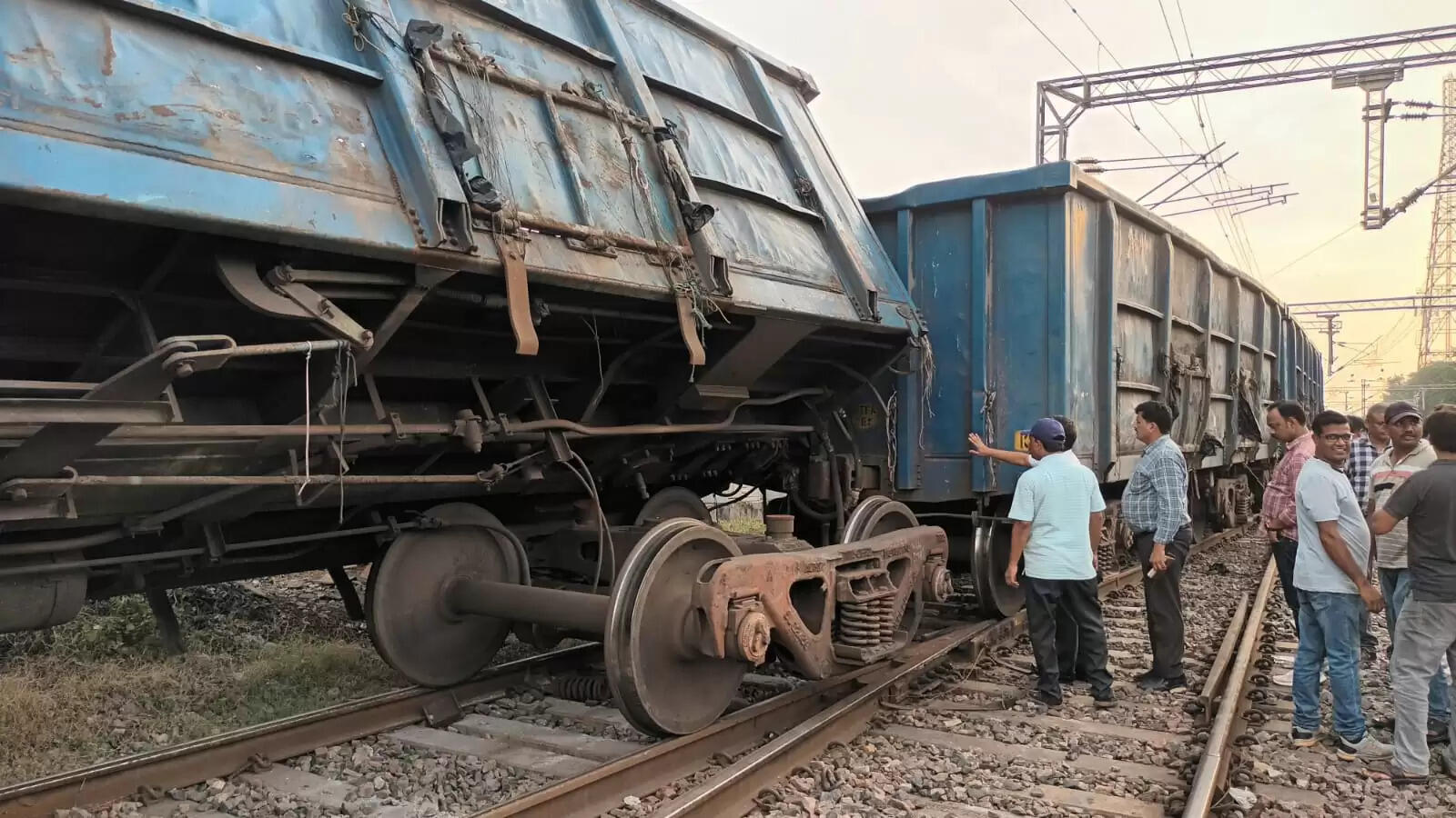 चुनार रेलवे स्टेशन यार्ड में मालगाड़ी के तीन बैगन पटरी से उतरे, दो घंटे तक जाम में फंसे रहे लोग