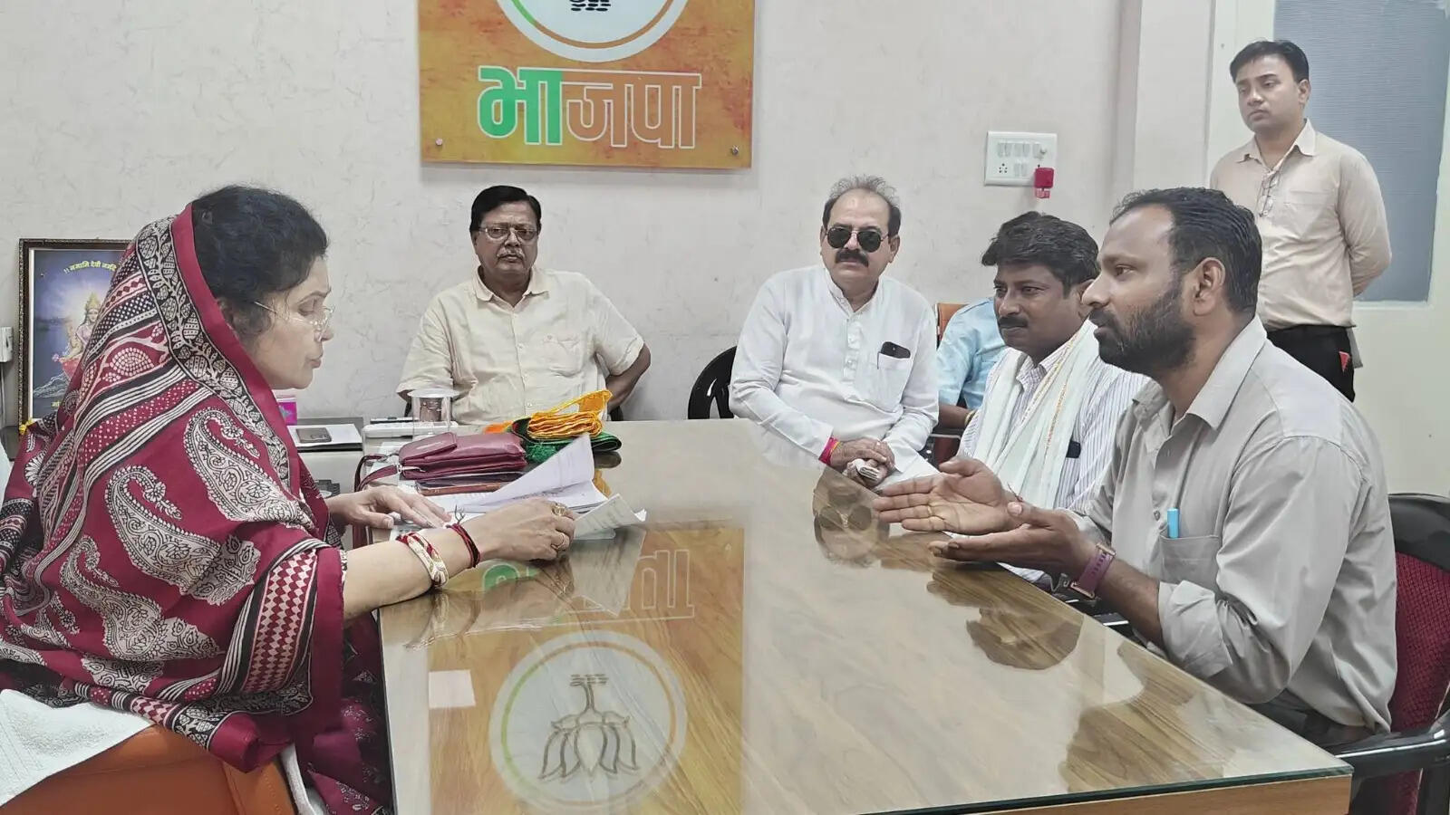 भाजपा प्रदेश कार्यालय में मंत्री कृष्णा&nbsp;गाैर&nbsp;ने कार्यकर्ताओं से किया संवाद,&nbsp;जनसमस्याओं के&nbsp;निराकरण के लिए&nbsp;दिए निर्देश