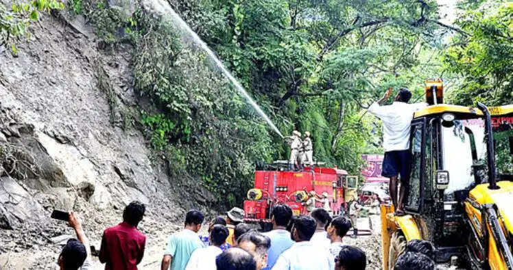 सेवक में&nbsp;भूस्खलन का खतरा, पहाड़ से लटक रहे विशाल बोल्डर