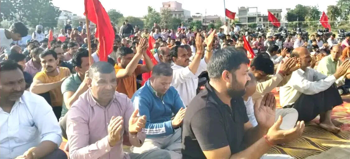 मजदूर सभा में एकजुटता और संघर्ष का आह्वान