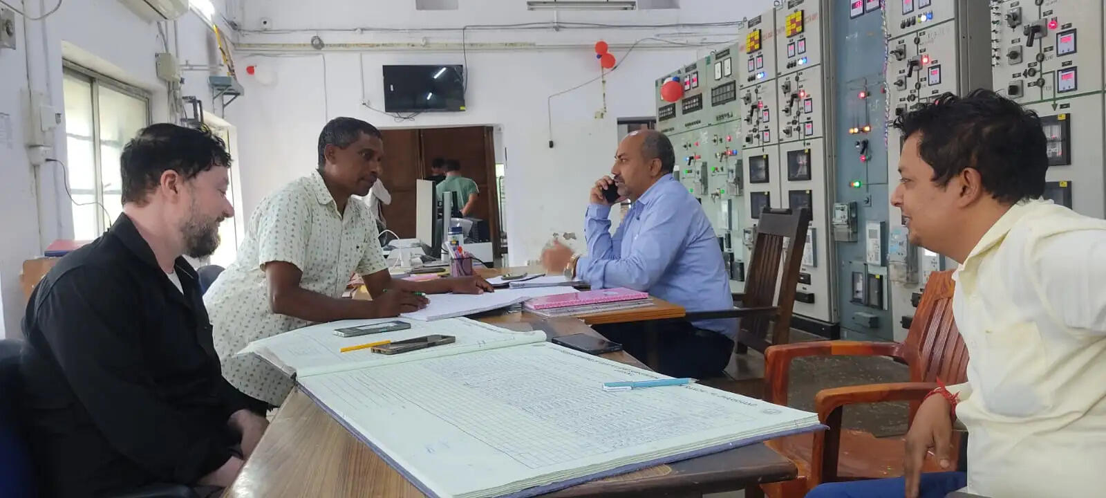 बिजली व्यवस्था सुचारू कराने ग्रिड पहुंचकर जीएम ने लिया जायजा