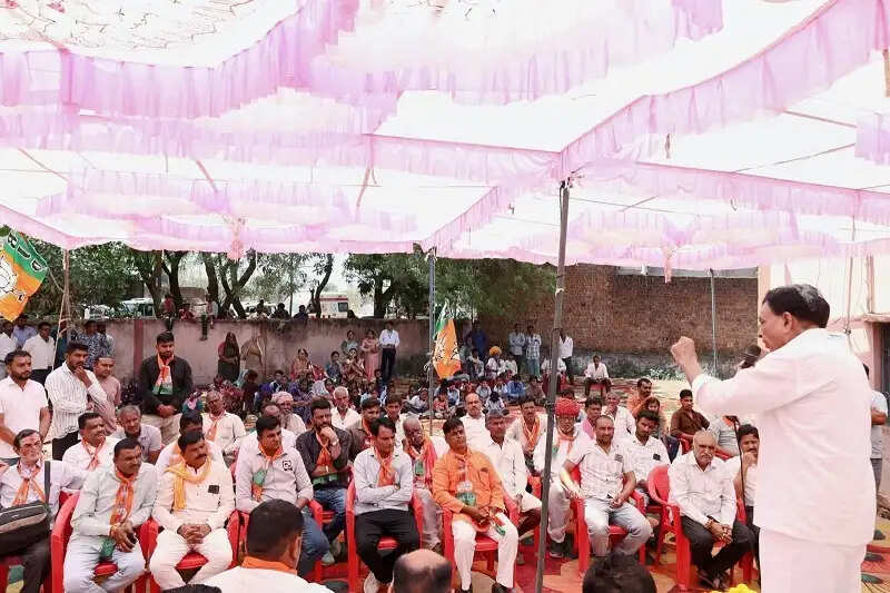 मप्रः उप मुख्यमंत्री देवड़ा गांव चलो अभियान में विभिन्न गांवों में पहुंचे, ग्रामीणों-किसानों से किया संवाद