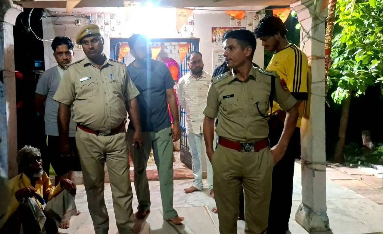 प्राचीन हनुमान मंदिर में आग लगाकर चोला और पर्दा जलाया