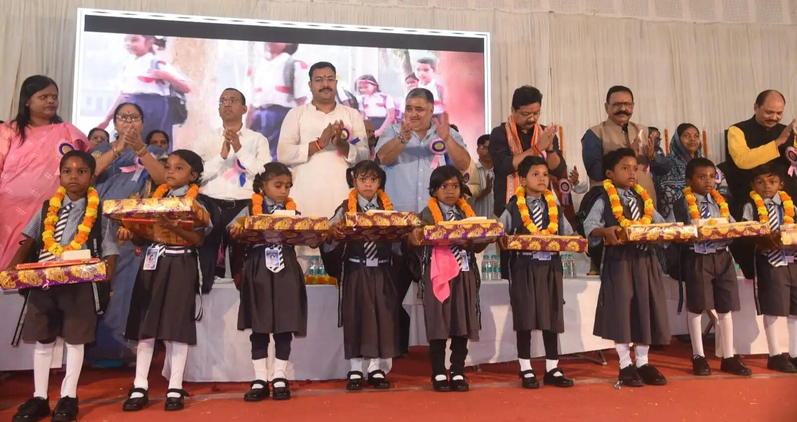 पाठ्यपुस्तक और साइकिल वितरण के साथ शिक्षकों एवं नवसाक्षरता अभियान के वॉलेंटियरों का हुआ सम्मान