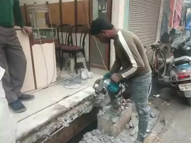 संभल में अतिक्रमण पर नगर पालिका सख्त, लोग खुद से तोड़ रहे निर्माण