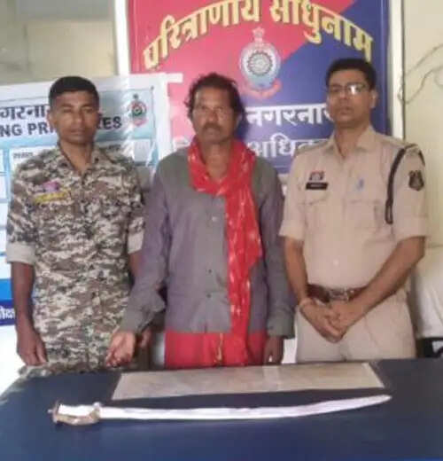 तलवार लहराकर दहशत फैलाने वाला एक आरोपित गिरफ्तार