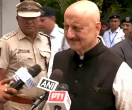 कोलकाता पहुंचे अनुपम खेर, बंगाल से विश्वस्तरीय एक्टिंग स्कूल की शुरुआत का किया ऐलान