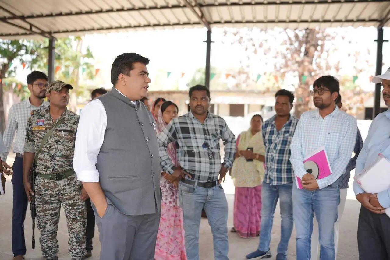 कोरबा कलेक्टर ने जर्जर भवन तोड़ने के दिए निर्देश, अपूर्ण निर्माण कार्य पर होगी कार्रवाई