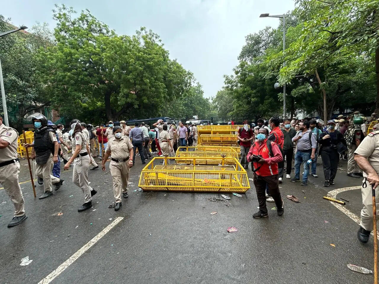 संसद मार्च से पहले बवाल: जंतर-मंतर की ओर बढ़ रहे प्रदर्शनकारियों पर लाठीचार्ज, रेल भवन के पास छोड़े गए आंसू गैस के गोले