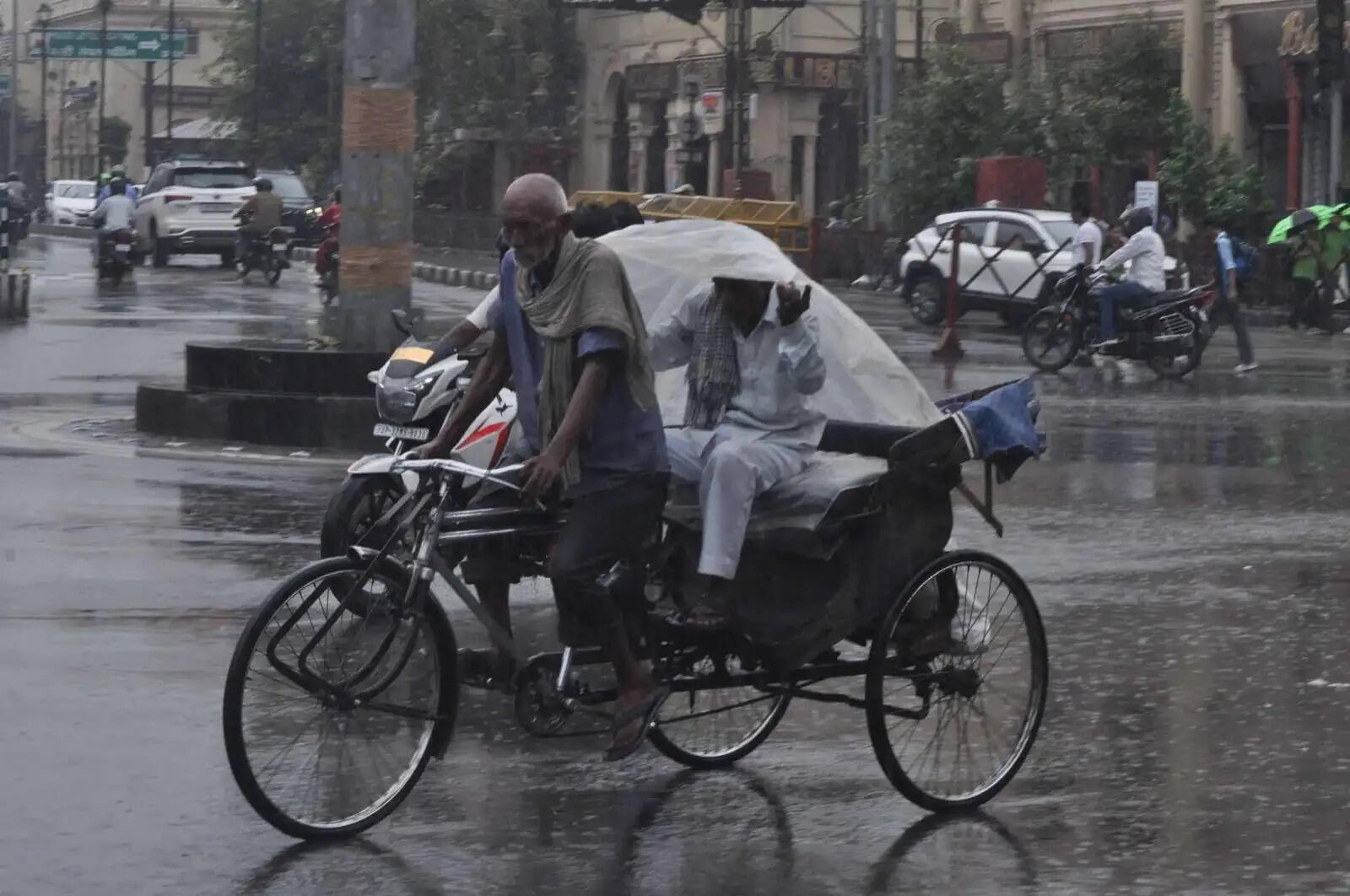 (लीड) उप्र में मानसून के सक्रिय होते ही नोएडा से लखनऊ तक झमाझम बारिश, जनजीवन प्रभावित