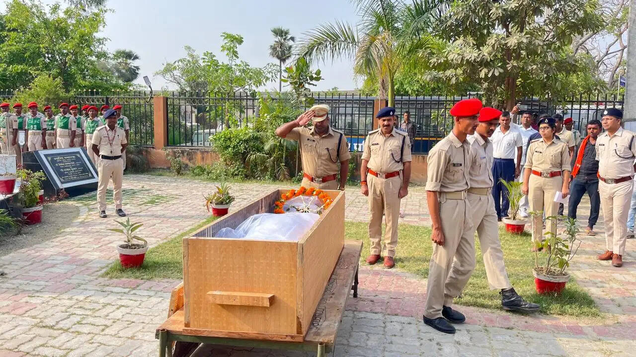 सारण में दिवंगत पुलिस अवर निरीक्षक विद्यानंद ठाकुर को दी गई अंतिम विदाई